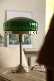 Aurelia 40cm Antik messing/grøn bordlampe Fra Markslöjd - Glassk&aelig;rmen har en diameter p&aring; 25 cm og spreder et bl&oslash;dt og behageligt lys.