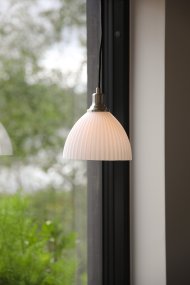 Ro Ø18 Hvid vindueslampe Fra Markslöjd - Ro bliver en dekorativ detalje i vinduet og skaber en varm og indbydende atmosf&aelig;re i rummet.