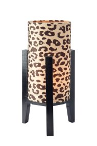 Eruca 34cm Leopard bordlampe Fra Markslöjd - Lampefoden i sort tr&aelig; er kombineret med en cylindrisk tekstilsk&aelig;rm i off-white og brunt leopardm&oslash;nster, hvilket giver lampen en trendy og personlig karakter.