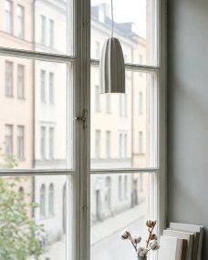 Clay Ø8 Hvid vindueslampe Fra Markslöjd - Den kompakte st&oslash;rrelse g&oslash;r Clay perfekt til vinduet, hvor den skaber et behageligt lys og bliver en dekorativ detalje b&aring;de t&aelig;ndt og slukket.