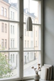 Clay Ø8 Hvid vindueslampe Fra Markslöjd - Den kompakte st&oslash;rrelse g&oslash;r Clay perfekt til vinduet, hvor den skaber et behageligt lys og bliver en dekorativ detalje b&aring;de t&aelig;ndt og slukket.