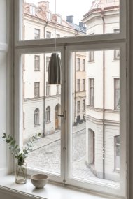 Clay Ø8 Grøn vindueslampe Fra Markslöjd - Clay passer perfekt i vinduet, hvor den spreder et behageligt lys og bliver et flot blikfang b&aring;de t&aelig;ndt og slukket.