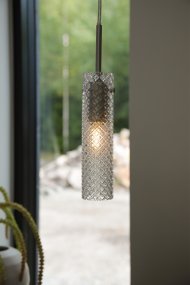 Vibia Ø5 Gennemsigtig vindueslampe Fra Markslöjd - Sk&aelig;rmen i frostet glas er kombineret med et langt, smalt oph&aelig;ng i satineret nikkelfinish, der forst&aelig;rker lampens moderne og sofistikerede udtryk.