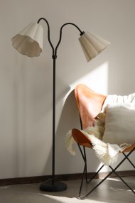 Veya 2 Sort gulvlampe Fra Markslöjd - Veya er en stilfuld gulvlampe med en sort metalbase og to beige tekstilsk&aelig;rme, der skaber en bl&oslash;d kontrast.