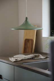 Beam Ø37 Grøn loftslampe Fra Markslöjd - Beam er en stilfuld pendellampe i gr&oslash;nt metal med en bl&oslash;dt formet sk&aelig;rm og en diameter p&aring; 37 cm.