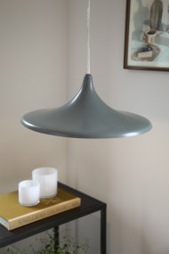 Beam Ø37 Grå loftslampe Fra Markslöjd - Beam er en stilfuld pendellampe i gr&aring;t metal med en bl&oslash;dt formet sk&aelig;rm og en diameter p&aring; 37 cm.