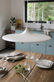 Beam Ø57 Beige loftslampe Fra Markslöjd - Beam er en stilfuld pendellampe i beige metal med en bl&oslash;dt formet sk&aelig;rm og en diameter p&aring; 57 cm.