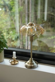 Kurage 35cm Antik messing/rav bærbar Fra Markslöjd - Kurage er en elegant b&aelig;rbar bordlampe i metal med en antik messingfinish og en dekorativ sk&aelig;rm i ravfarvet glas.