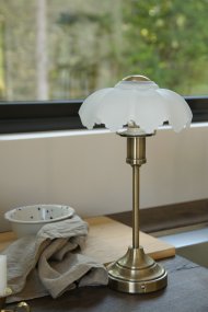 Kurage 35cm Antik messing/hvid bærbar Fra Markslöjd - Kurage er en elegant b&aelig;rbar bordlampe i metal med en antik messingfinish og en dekorativ hvid glassk&aelig;rm.