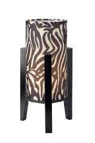 Eruca 34cm Zebra bordlampe Fra Markslöjd - Den sorte tr&aelig;base er kombineret med en cylindrisk tekstilsk&aelig;rm i et sort-hvidt zebram&oslash;nster, hvilket giver lampen en grafisk og udtryksfuld karakter.