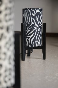 Eruca 34cm Zebra bordlampe Fra Markslöjd - Den sorte tr&aelig;base er kombineret med en cylindrisk tekstilsk&aelig;rm i et sort-hvidt zebram&oslash;nster, hvilket giver lampen en grafisk og udtryksfuld karakter.