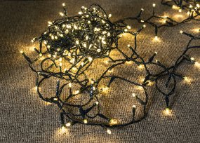 Lyskæde LED 18m Sort Fra Pixie Design - Den indbyggede 5-trins lysd&aelig;mper og den smarte timerfunktion, der automatisk t&aelig;nder lyset i 8 timer og slukker det i 16 timer, g&oslash;r det nemt at tilpasse belysningen til dine behov.