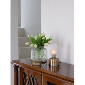 Frida 22cm Messing bærbar Fra PR Home - Den skaber en varm og stemningsfuld atmosf&aelig;re med en farvetemperatur p&aring; cirka 2400 Kelvin og en lysstr&oslash;m p&aring; 20-40 lumen afh&aelig;ngigt af lysd&aelig;mperniveauet.