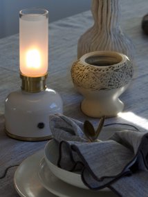 Frida 22cm Hvid bærbar Fra PR Home - Den skaber en varm og stemningsfuld atmosf&aelig;re med en farvetemperatur p&aring; cirka 2000 Kelvin og en lysstr&oslash;m p&aring; 20-40 lumen afh&aelig;ngigt af lysd&aelig;mperniveauet.