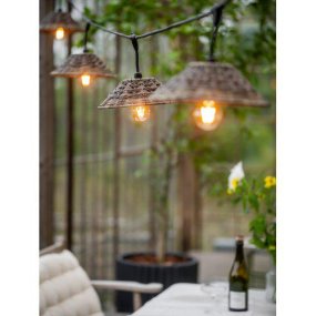 Flex Out 6,5m Natur Fra PR Home - Lysstrengen kommer med 5 lampeskærme i naturlig brun farve lavet af klassisk kurvvæv, blandet med kunstige plastmaterialer og vandhyacint for at skabe en traditionel rustik blanding.