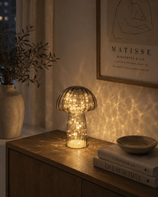 Svamp 23cm Grå bordlampe Fra Pixie Design - Den er udstyret med en timer og en praktisk 5-trins lysd&aelig;mper til at justere lyset efter behov, hvilket g&oslash;r den perfekt til b&aring;de arbejdsbelysning og hyggelig aftenbelysning.