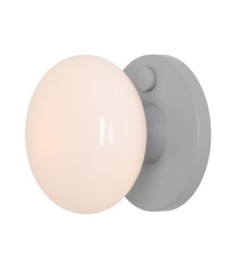 Flo Ø20 Grå væglampe Fra Artera - Flo væglampe i gråt metal med hvid glasskærm har et moderne og stilfuldt design, der spreder et blødt og behageligt lys.