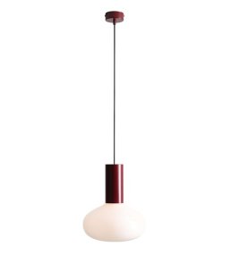 Flo Ø26 Bourgogne loftslampe Fra Artera - Den har en stilfuld ramme i bordeauxr&oslash;d og en rund hvid glassk&aelig;rm, der spreder et bl&oslash;dt og behageligt lys.