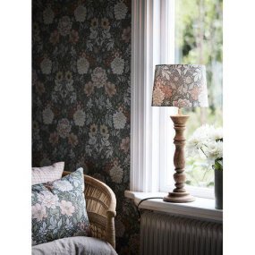 Lodge 60cm Mørkegrøn bordlampe Fra PR Home - Lodge bordlampe har en klassisk stil med storslåede former.