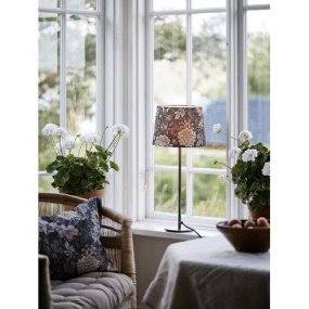 Dahlia 58cm Sølv bordlampe Fra PR Home - Dahlia bordlampe i sølv med sin dekorative skærm i jordbrune/lyserøde farver passer perfekt til; skuffen, natbordet eller i vinduet.