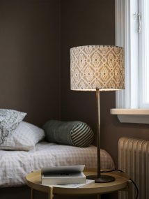 Base 58cm Messing/brun Fra PR Home - Messingfoden kombineret med detaljerede tekstilsk&aelig;rme i en jordbrun farve skaber en varm atmosf&aelig;re i rummet.