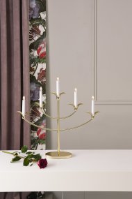 Tilpi Messing Fra Star Trading - Dens unikke detaljer omkring lysestagerne g&oslash;r den speciel og i&oslash;jnefaldende.