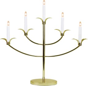 Tilpi Messing Fra Star Trading - Dens unikke detaljer omkring lysestagerne g&oslash;r den speciel og i&oslash;jnefaldende.