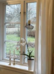 Bell Ø15 Røgfarvet vindueslampe Fra Aneta Lighting - Klokkevindueslampe i mat messing og røget glas.