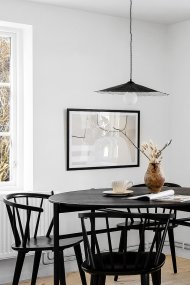 Tropez Ø60 Sort Fra Globen Lighting - Denne lampe er h&aring;ndlavet i papir, hvilket betyder, at den kan variere i form fra vores produktbilleder, hver lampe er unik.