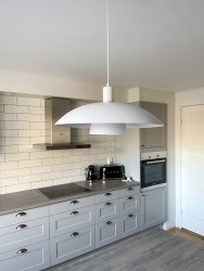 Alfa Ø42 Hvid Fra Aneta Lighting - Alfa en klassisk loftspendel med et moderne touch, der passer godt over bordet i køkkenet.