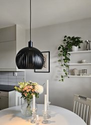 Grafika Ø30 Sort loftslampe Fra Aneta Lighting - Skærmen har en diameter på 30 cm så&aring; her kan man som forslag hænge 2 lamper på række over et spisebord eller alene over sofaen, kun fantasien sætter grænser.