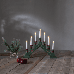 Sara Grøn Fra Star Trading - Med sine 7 lyskilder giver lysestagen en hyggelig belysning og en hjemlig julestemning.