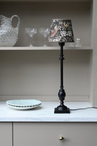Charlstone 50cm Svart lampefod Fra Hallbergs - Charlstone &auml;r en elegant lampfot i metall med en klassisk och tidl&ouml;s design.
