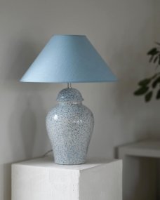 Ming 50cm Ljusblå lampefod Fra Hallbergs - Ming passar fint p&aring; exempelvis en byr&aring;, ett sidobord eller i ett st&ouml;rre f&ouml;nster och blir en dekorativ detalj i rummet.