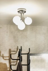 Nicosia Ø26 Chrom badeværelseslampe Fra Aneta Lighting - Nicosia loftslampe krom med opalhvide kugler.