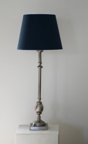 Charlstone 50cm Antiksilver lampefod Fra Hallbergs - Den antika silverfinishen tillf&ouml;r en varm ton och g&ouml;r Charlstone enkel att kombinera med olika f&auml;rger och material.