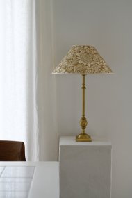 Charlstone 50cm Mässing lampefod Fra Hallbergs - M&auml;ssingsfinishen tillf&ouml;r en varm ton och g&ouml;r Charlstone enkel att kombinera med olika f&auml;rger och material.
