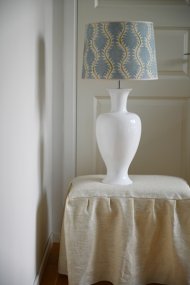 Mindy 50cm Vit lampefod Fra Hallbergs - Denna eleganta lampfot i keramik har en mjuk, klassisk form och blank vit finish som ger ett varmt och stilrent uttryck.