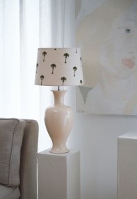 Mindy 50cm Beige lampefod Fra Hallbergs - Denna eleganta lampfot i keramik har en mjuk, klassisk form och en blank kr&auml;mbeige finish som ger ett varmt och stilrent uttryck.