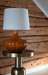 Harmony 40cm Mörkgul lampefod Fra Hallbergs - Harmony lampfot &auml;r en dekorativ lampfot i keramik med en mjuk, rundad form och vackert r&auml;fflad struktur.