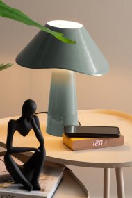 Ameno 33cm Blå bordlampe Fra Leitmotiv - Ameno er en stilfuld bordlampe i metal med en blank og mat blå/grøn finish, der giver et blødt og harmonisk udtryk.