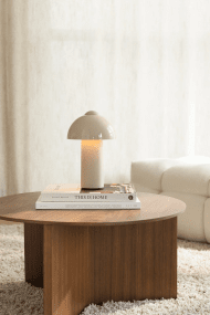 Buddy 25cm Sand Fra Globen Lighting - Den er IP44-klassificeret og er derfor ideel til b&aring;de indend&oslash;rs og udend&oslash;rs brug, men b&oslash;r opbevares indend&oslash;rs, n&aring;r den ikke er i brug.
