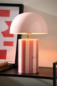 Rayado 34cm Lyserød bordlampe Fra Leitmotiv - Lampefoden har et stribet m&oslash;nster i m&oslash;rkere pink og lyser&oslash;d, mens sk&aelig;rmen er i en matchende lyser&oslash;d tone, der skaber et ensartet og bl&oslash;dt udtryk.