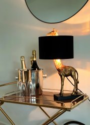 Affe 50cm Guld bordlampe Fra Aneta Lighting - Affe bordlampe med sortlakeret metal lampefod og en dekorativ guldfarvet giraf med hovedet op gennem tekstilsk&aelig;rmen.