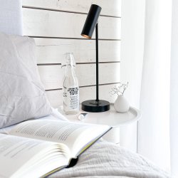 Tabela 52cm Sort skrivebordslampe Fra Aneta Lighting - Med en ladeplade i træ på lampefoden og et USB-stik kan du oplade dine enheder uden besvær.
