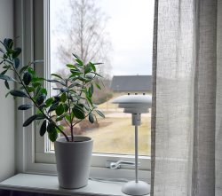 Epsilon 37cm Hvid bordlampe Fra Aneta Lighting - Detaljer i krom og mat messing medfølger, syning; du kan selv vælge, hvilken der passer bedst ind i dit hjem.