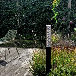 Pollux Sort Fra Lightson - Det er rart at s&aelig;tte flere Pollux i en gruppe i et staudebed eller ved en dam og p&aring; s&aring; m&aring;de at skabe en smuk lysinstallation i haven.