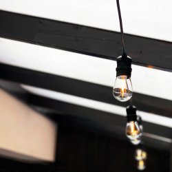 Cosy Sort Fra Lightson - Havestik &amp; Spil fra LightsOn Et fleksibelt og prisbilligt 12-volt system til din have, som du nemt selv installerer og senere kan bygge videre p&aring;, op til 50 meter, hvis du vil.