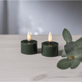 LED Telys Flamme Flow Grøn Fra Star Trading - Den har en timerfunktion og når kontakten er tændt; timer-tilstanden tænder lysene i 6 timer, 18 timer slukket, gentagne gange, hvis du vælger tændt tilstand, tænder stearinlysene i omkring 80 timer.