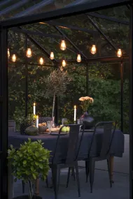 Startpakke Med Lyskæde Amber 10m Sort Fra Konstsmide - Elegant lysk&aelig;de med 10 ravfarvede LED-lamper (E27) &ndash; perfekt til at skabe en hyggelig atmosf&aelig;re ude eller inde.